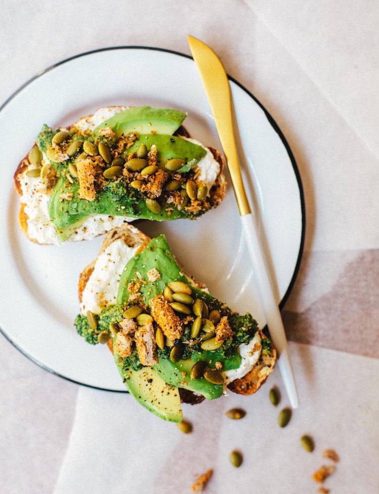 Jesenné recepty -trendy-lahodné-predjedlo-toast-ricotta-avokádo
