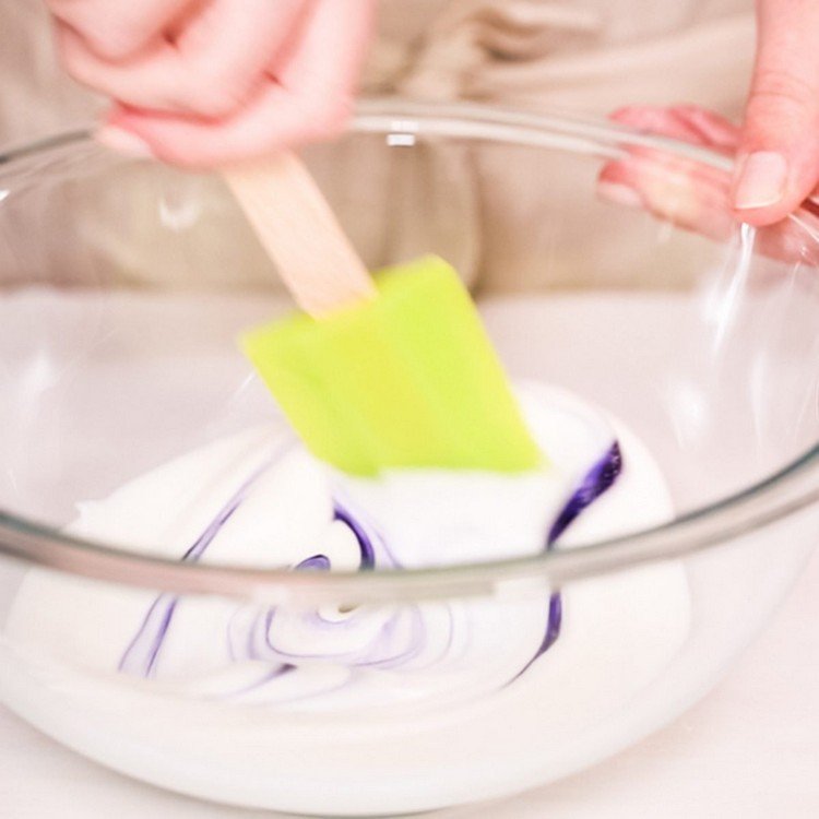 Trik na čistú polevu Vmiešajte kvapky modrého potravinárskeho farbiva