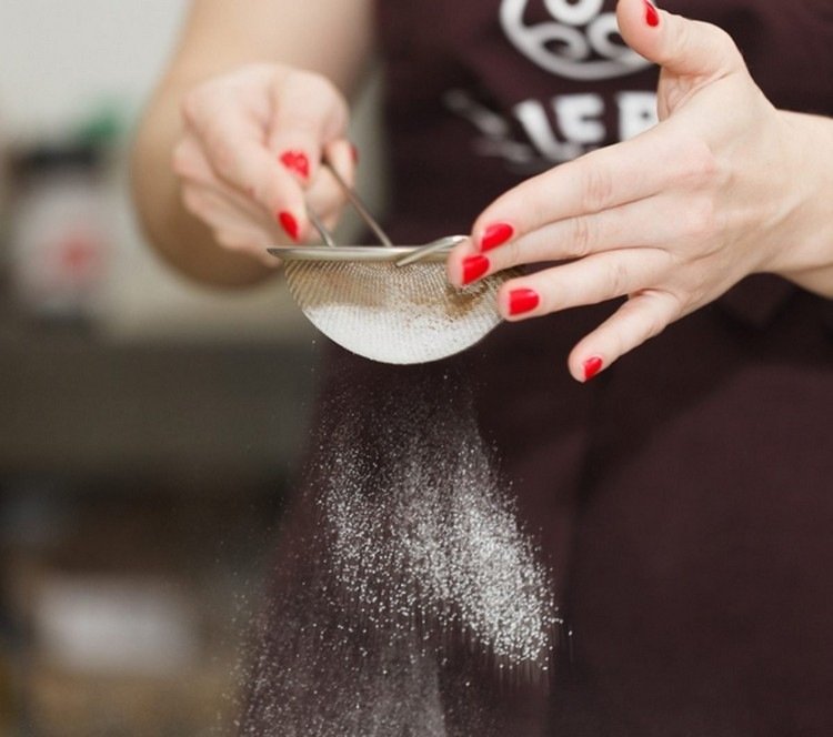 Preosejte práškový cukor pre dokonalú polevu