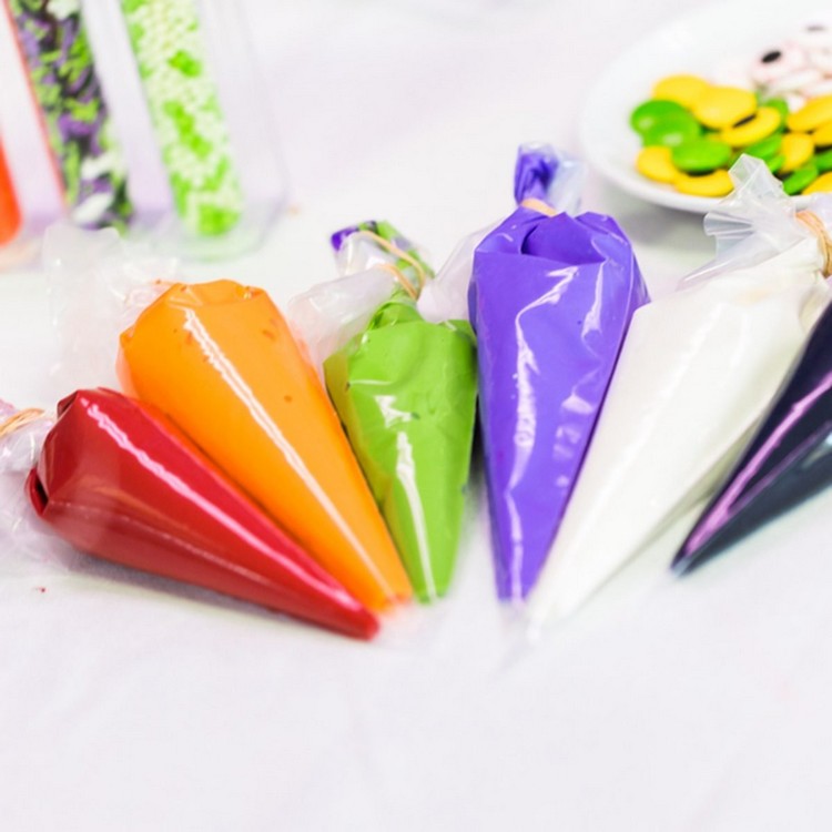 Farebná poleva z vaječného bielka na zdobenie sušienok v sáčkoch