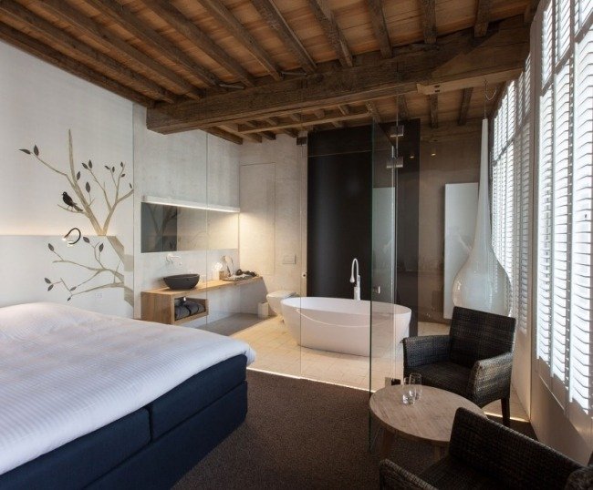 vaňa spálňa sklenená stena márnosť vane drevený strop