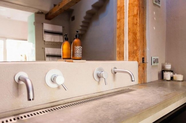 rustikálny faucet s márnosťou do betónu