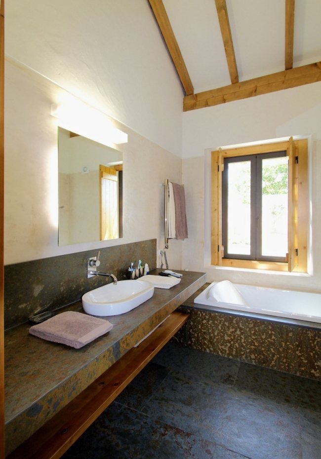 rustikálny dizajn kúpeľne obklady kovové efekty drevená polica