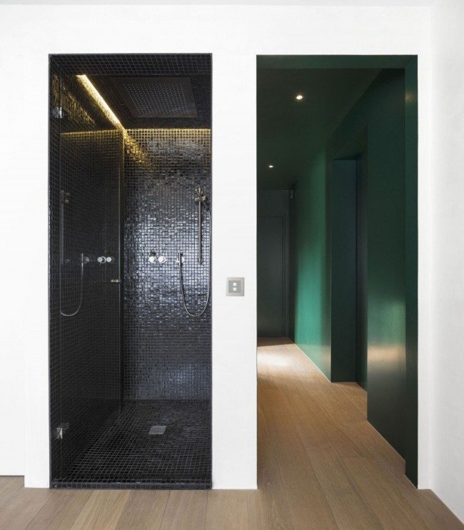 nápady na kúpeľňu malá sprchová plocha mozaikové dlaždice čierne