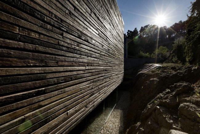 krajina s kamenmi vo vintage štýle obklopená slnečným svitom krajina v kamennom štýle je v pokojnom pocite