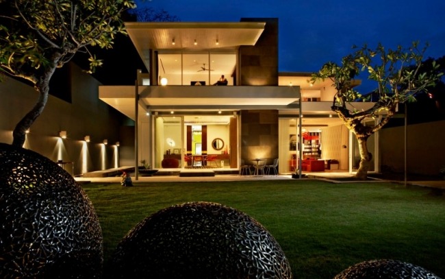 blažene blažená guľa na záhradnom trávniku požehnaná guľa wonnevoll dobre osvetlená dekorácia trpaslíka