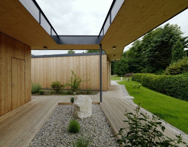 dom vyrobený z dreva robí malý záhradný dvorček ešte živším dekoratívnym drevený dom malá záhrada na dvore kamenné kvety kríky