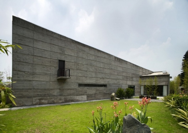 sivá tmavá na prvý pohľad záhradné zelené rastliny sivé, na prvý pohľad pochmúrne, kvety prinášajú život