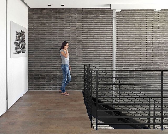 stenový dizajn kameň tmavošedé čierne kovové schody stena-design-kameň-tmavo-sivá-čierna-kov-schody