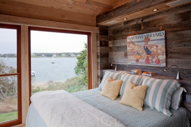 Stena obložená drevenou poličkou do spálne Seehaus namiesto čela postele more-dom-stena-obklad-drevo-spalna-policka-miesto-čela postele