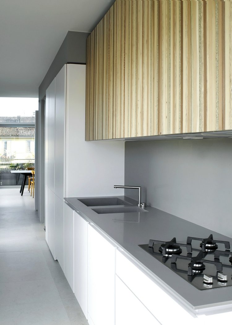 torta-moderný-drevo-sivo-biela-kuchynská linka-plynový sporák-vysoký lesk-minimalistický