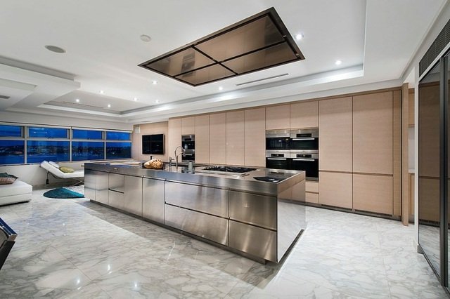 Mramorové dlaždice-nerez-kuchynský ostrov-drevo-vzhľad kuchynských liniek