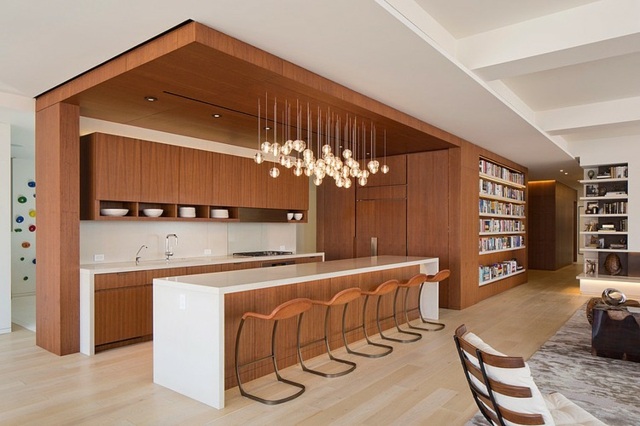 Kuchynská časť-drevený vzhľad-poličky na knihy-taburetka