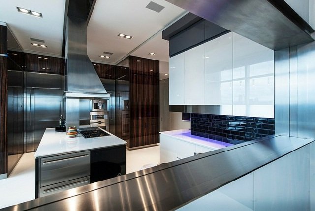 čierne dlaždice-povrch s vysokým leskom-nerezové skrinky-od podlahy po strop