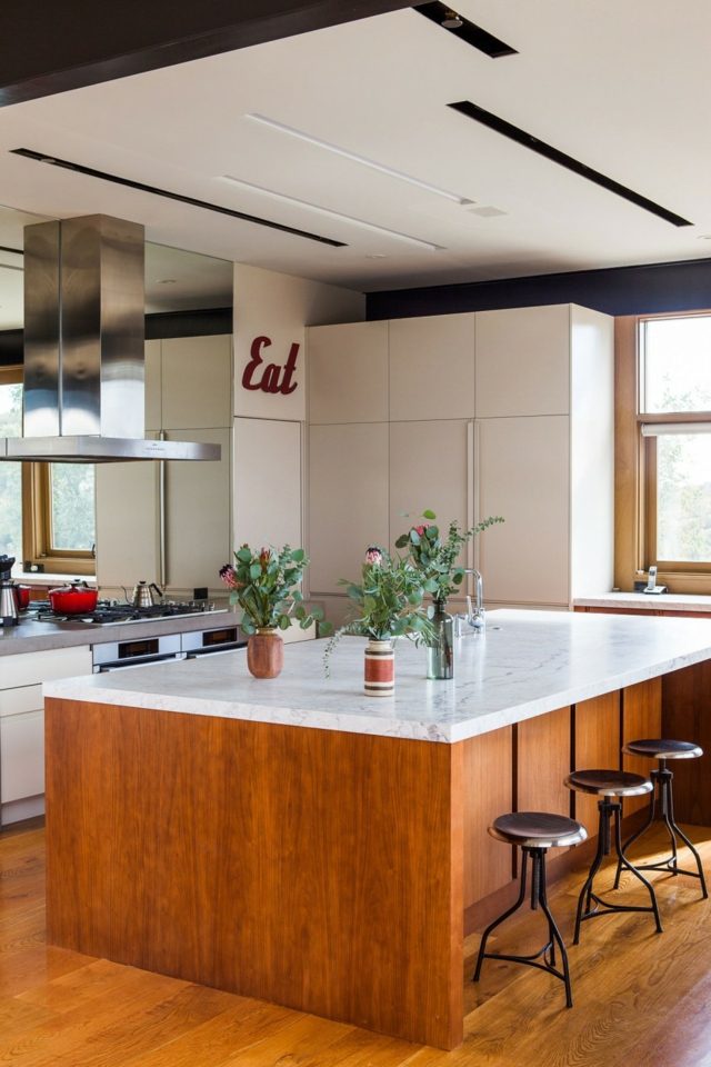 Laminátový kuchynský ostrovček pracovná plocha biele kuchynské skrinky