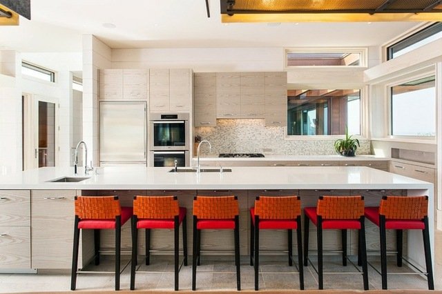 červené stoličky-kuchynské skrinky-svetlo-s-drevenou optikou