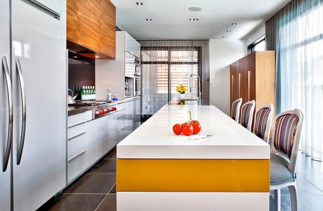 Retro-drevené-stoličky-s-čalúnením-kuchynský-stôl-podlhovastá-kuchyňa-úzke-a-dlhé