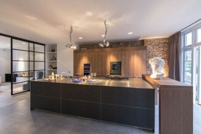 Kuchyňa s gréckymi posuvnými dverami do obývačky