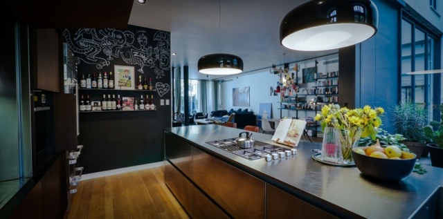 Kuchynský ostrov-varná doska-s-plynom-nerez-povrch-čierna-stena