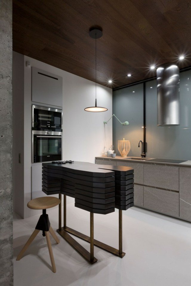 Malá kuchyňa od Kenzo s futuristickým stolom