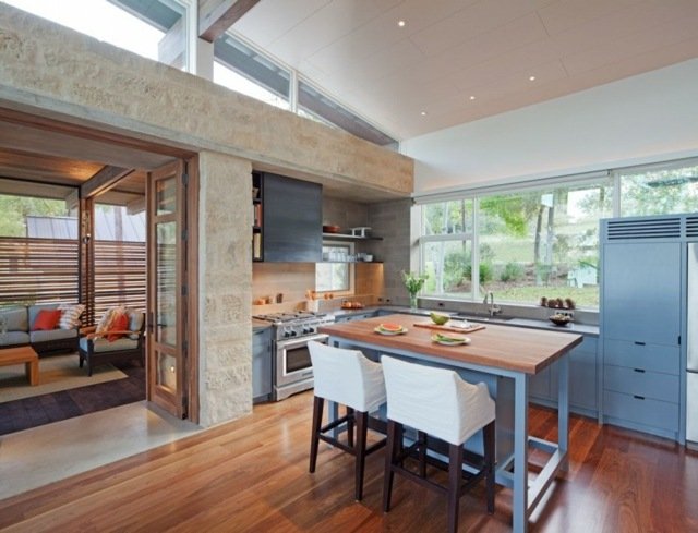 Drevená podlaha-kov-a-drevená stena-s-prírodným kameňom-vápencom