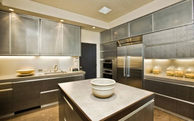 hnedo-kovový-povrch-s-terakotovými dlaždicami