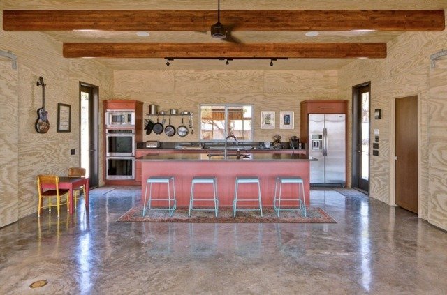 Granitová podlaha-s-vysokým leskom-povrch-ružová-kuchyňa-so zníženým stropom-obklad-stena-z-dreva