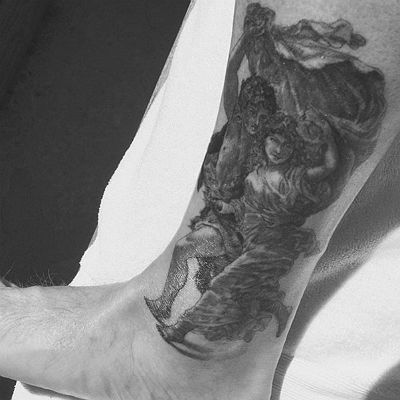 2016 - нова татуировка на Дейвид Бекъм на левия крак с бягаща двойка - снимка 2