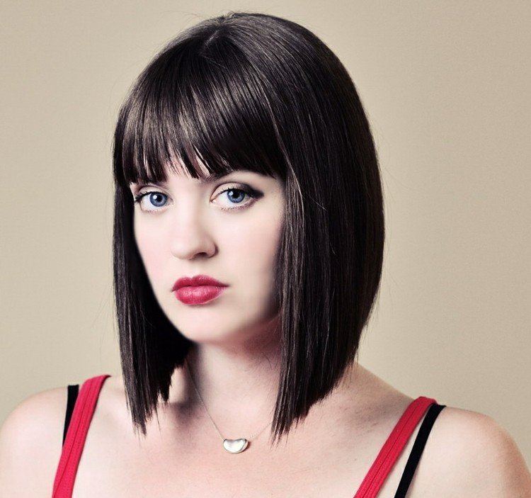 účesy s ofinou dámy bruneta a-line bob