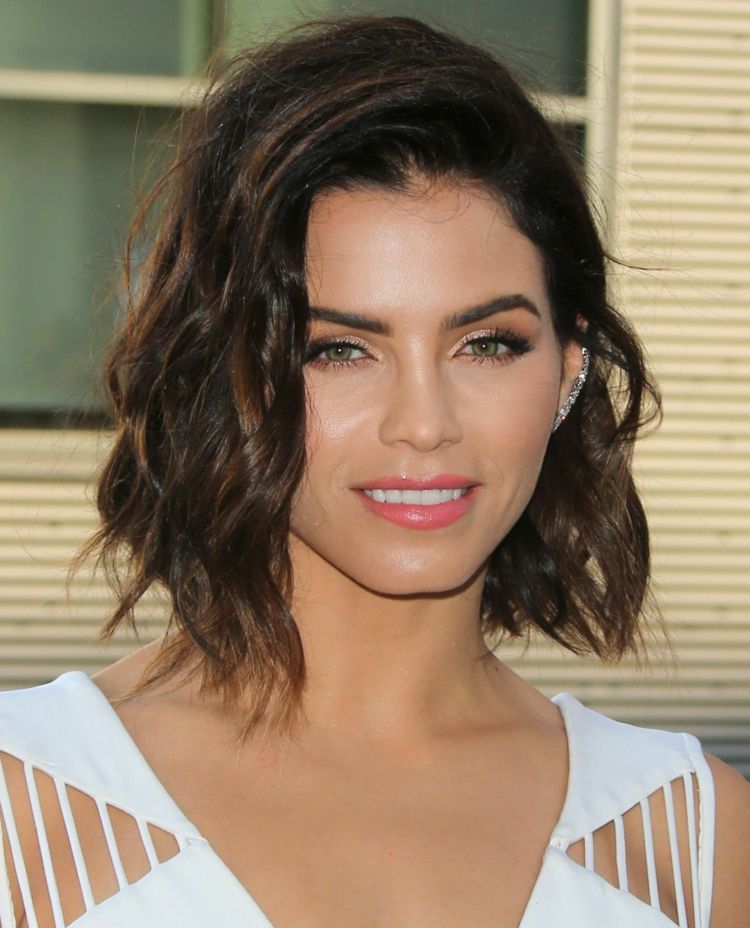 stredne dlhé zrážky bob a-line vlnité vlasy