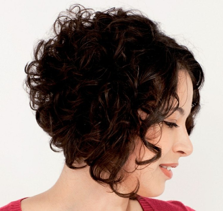 kučeravé vlasy krátky strih a-line bob