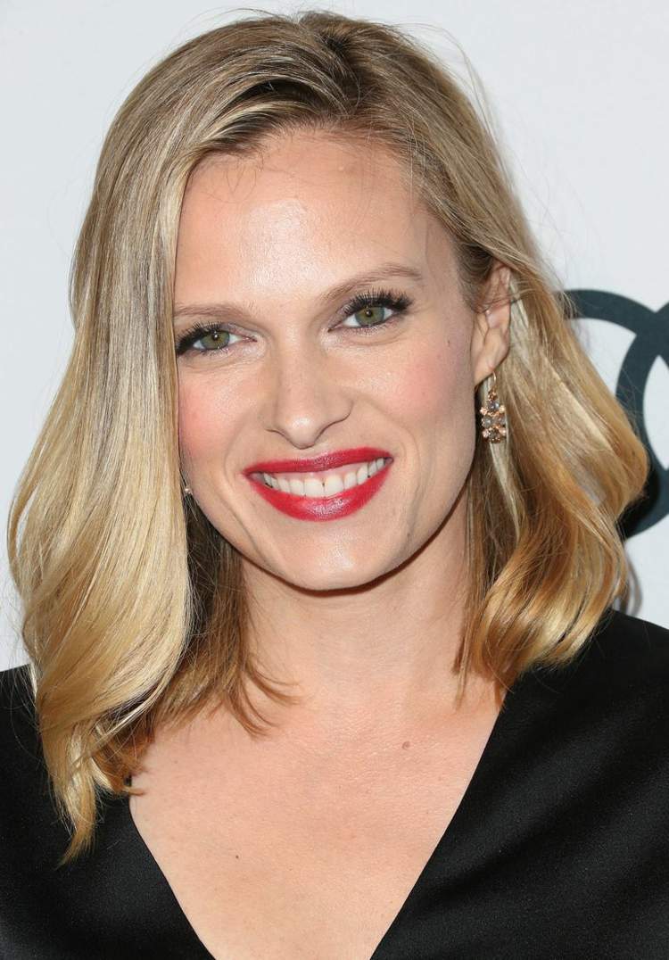 vlasy po plecia s lúčmi po ramená, blond a-line bob účes