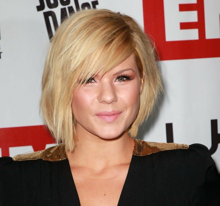 áčkový strih bobu blond účes s ofinou