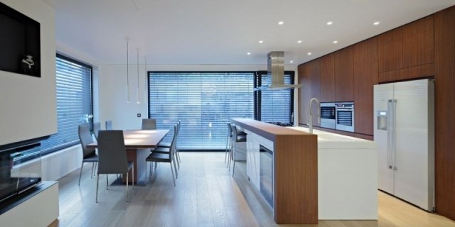 drevené obloženie kuchyňa vstavaný nábytok stoličky vstavané stropné svetlá