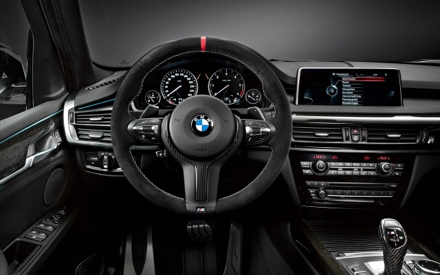 interiér kabíny priestor športový volant radiaca páka karbónový materiál interiér kabíny športový volant červená značka v strede