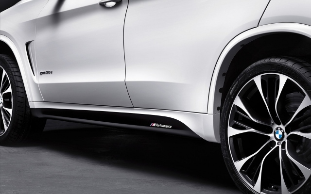 červené označenie biele lakované písmena ideálne tvary červené označenie milovníci automobilov s bielym dizajnom netrpezlivo nadšení