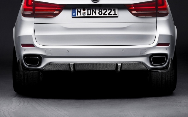 Za ním blikajúce 21 -palcové ľahké kovové ráfiky 21 palcový ľahký výfukový systém z ľahkých kovových ráfikov