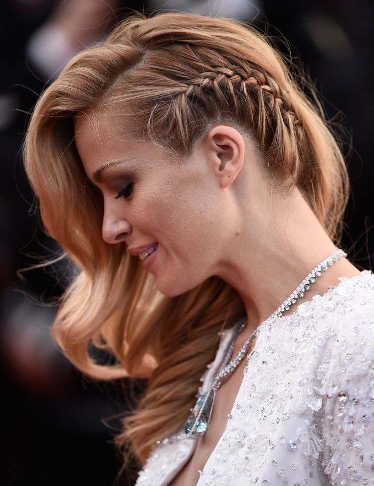 Urobte si večerné účesy sami - Petra Nemcova so skrytým francúzskym copom na jednej strane Urobte si večerné účesy sami-strana-pletené-napoly otvorené hviezdy