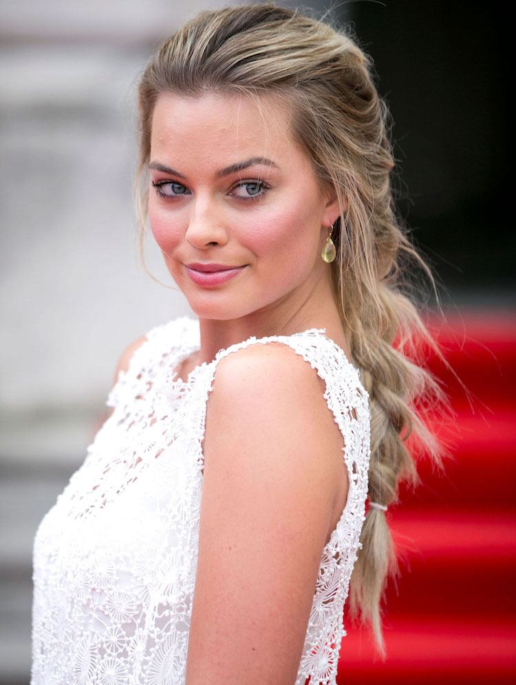 Účesy hviezd - Margot Robbie s pletenými dlhými vlasmi urob si sám-večerné účesy-margot-robbie-hviezdičky-vrkoč