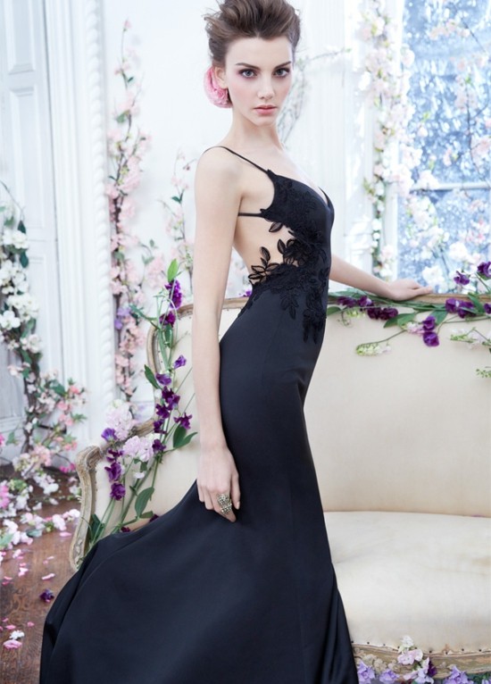 krásne čierne šaty čipkované ramienka bez špagiet Šaty-čipka-bez chrbta-špagetové ramienka-kvety-po zem