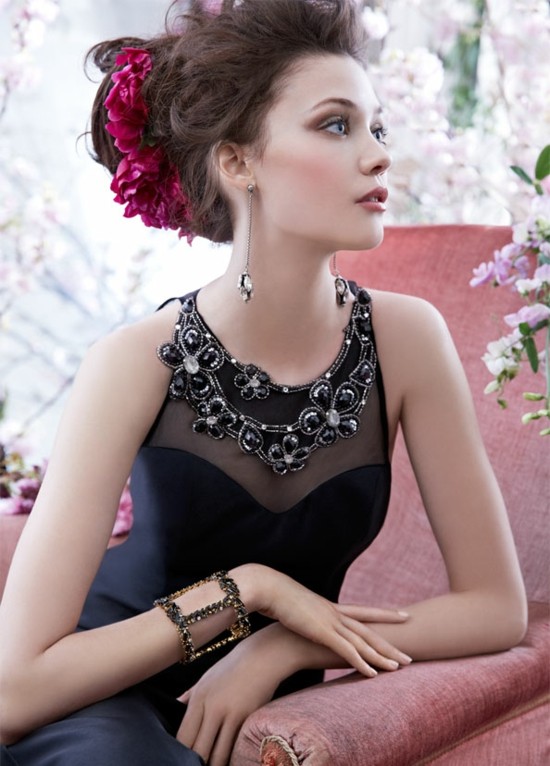 elegantné večerné šaty kamienky polopriehľadný top Kamienky-polopriehľadné-top-červené-kvetinové-vlasy-korzet