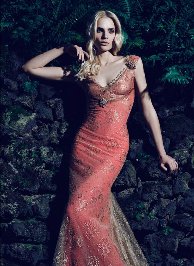 dlhé šaty zlaté čipky detaily večerné nosenie Večerné oblečenie so zlatou čipkou