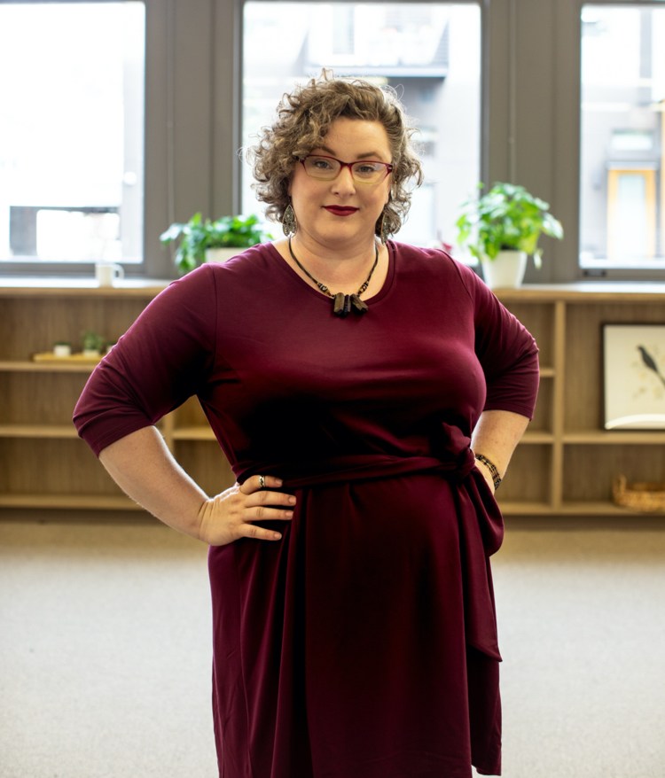 bucľatá dáma v bordových šatách s opaskom v páse