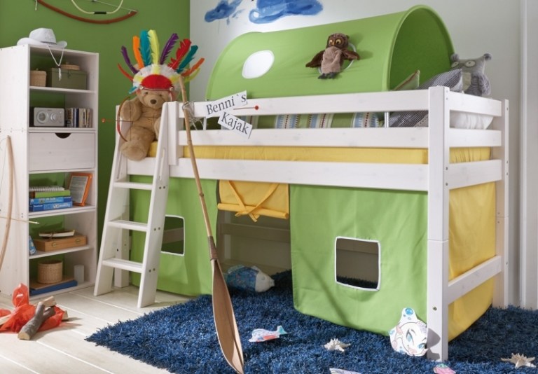 Dobrodružná posteľ inšpirovaná indickými filmami Dobrodružná posteľ-škôlka-zelená-stena-Indiáni-Jan