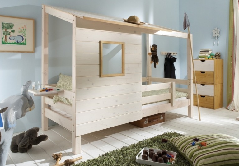 Plážová domová posteľ do detskej izby, polovičná výška s dekou Dobrodružná posteľ-škôlka-chlapci-nábytok-dom na strome