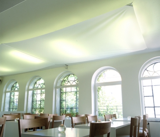 Závesná konštrukcia strechy vyrobená z textilného obkladu kuchyne