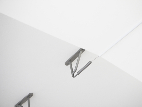 zavesený strop vyrobený z textilných oceľových prvkov obkladajúcich steny