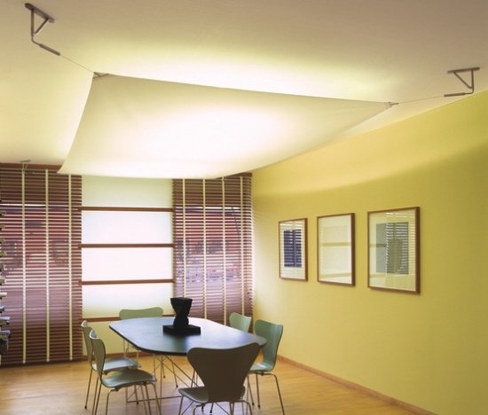 závesný strop z textilného obkladu stien jedáleň