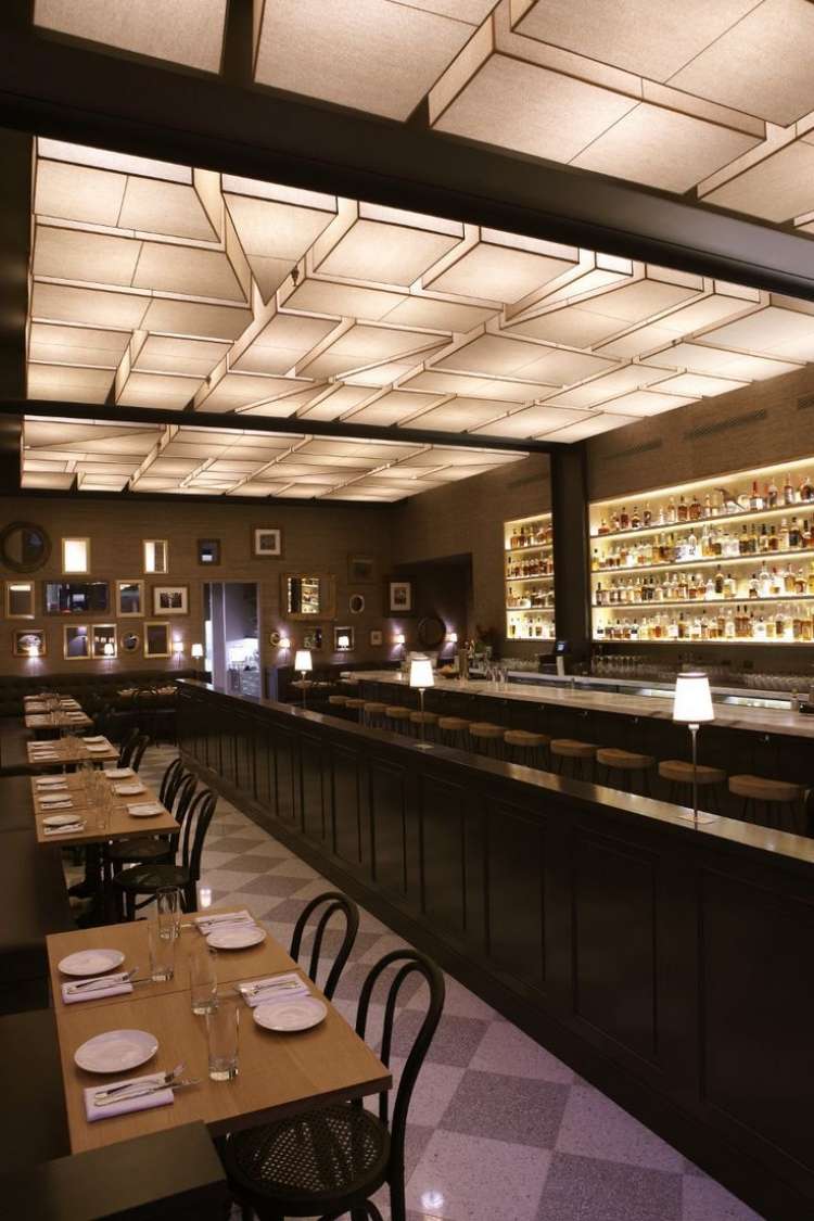 Zavesený strop ako atraktívny dizajnový prvok pre miestnych obyvateľov a bary zavesený-strop-dekorácia-nepriame-osvetlenie-bar-lokálny-dizajnový nápad