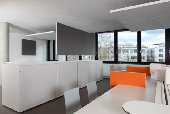 závesný strop tiché miestnosti oranžové prvky zavesený strop z tichých komôr oranžové prvky